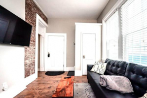 Park Place- cozy modern space fully updated fast WiFi good coffee and easy parking